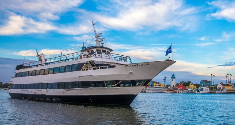 Entertainer and Fishermans Village Resize 800x533