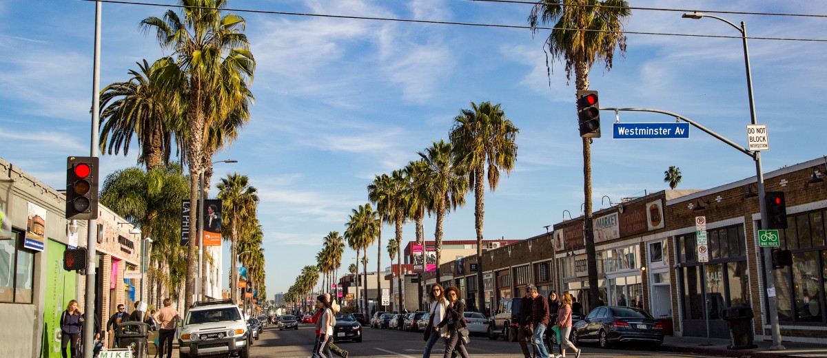 ANNUAL HOLIDAY STROLL AND SNOW DAY ON ABBOT KINNEY BLVD.  www.AbbotKinneyBlvd.com  Photo by www.VenicePaparazzi.com
