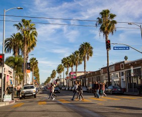 ANNUAL HOLIDAY STROLL AND SNOW DAY ON ABBOT KINNEY BLVD.  www.AbbotKinneyBlvd.com  Photo by www.VenicePaparazzi.com