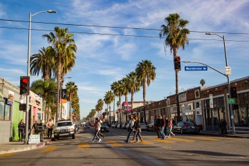 ANNUAL HOLIDAY STROLL AND SNOW DAY ON ABBOT KINNEY BLVD.  www.AbbotKinneyBlvd.com  Photo by www.VenicePaparazzi.com