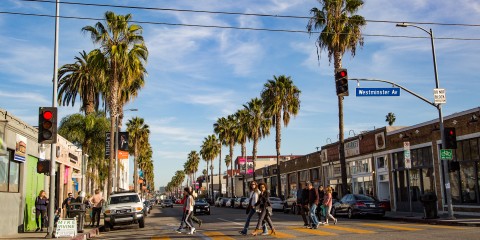 ANNUAL HOLIDAY STROLL AND SNOW DAY ON ABBOT KINNEY BLVD.  www.AbbotKinneyBlvd.com  Photo by www.VenicePaparazzi.com