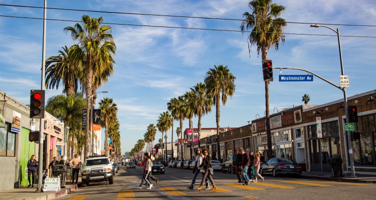 ANNUAL HOLIDAY STROLL AND SNOW DAY ON ABBOT KINNEY BLVD.  www.AbbotKinneyBlvd.com  Photo by www.VenicePaparazzi.com